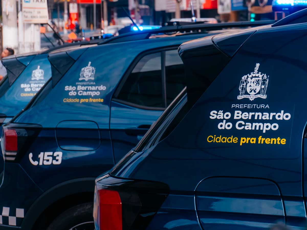 Viaturas da Guarda Civil Municipal de São Bernardo do Campo enfileiradas, uma delas com o telefone 153 na lataria