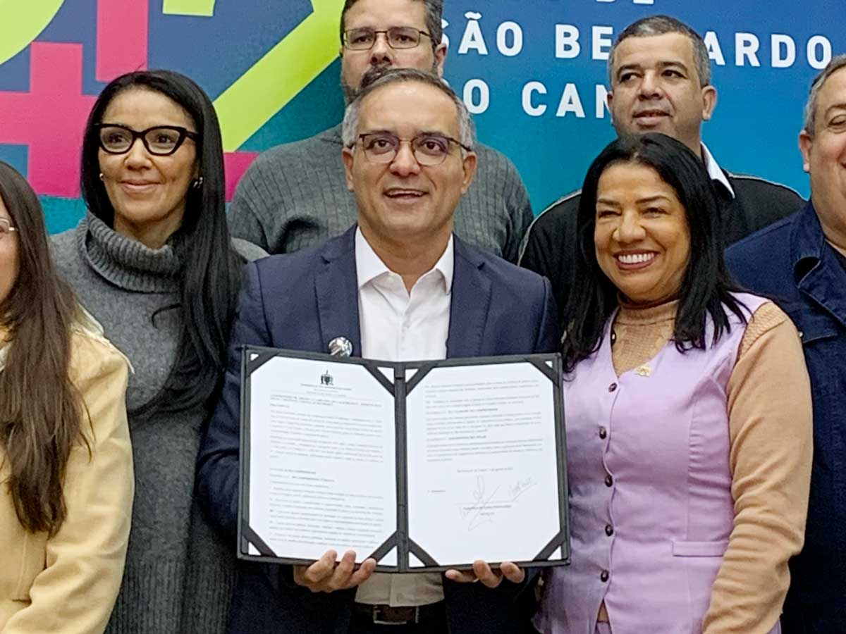 Sandra do Leite ao lado de autoridades na assinatura do termo de compromisso da campanha Laço Branco, em São Bernardo do Campo