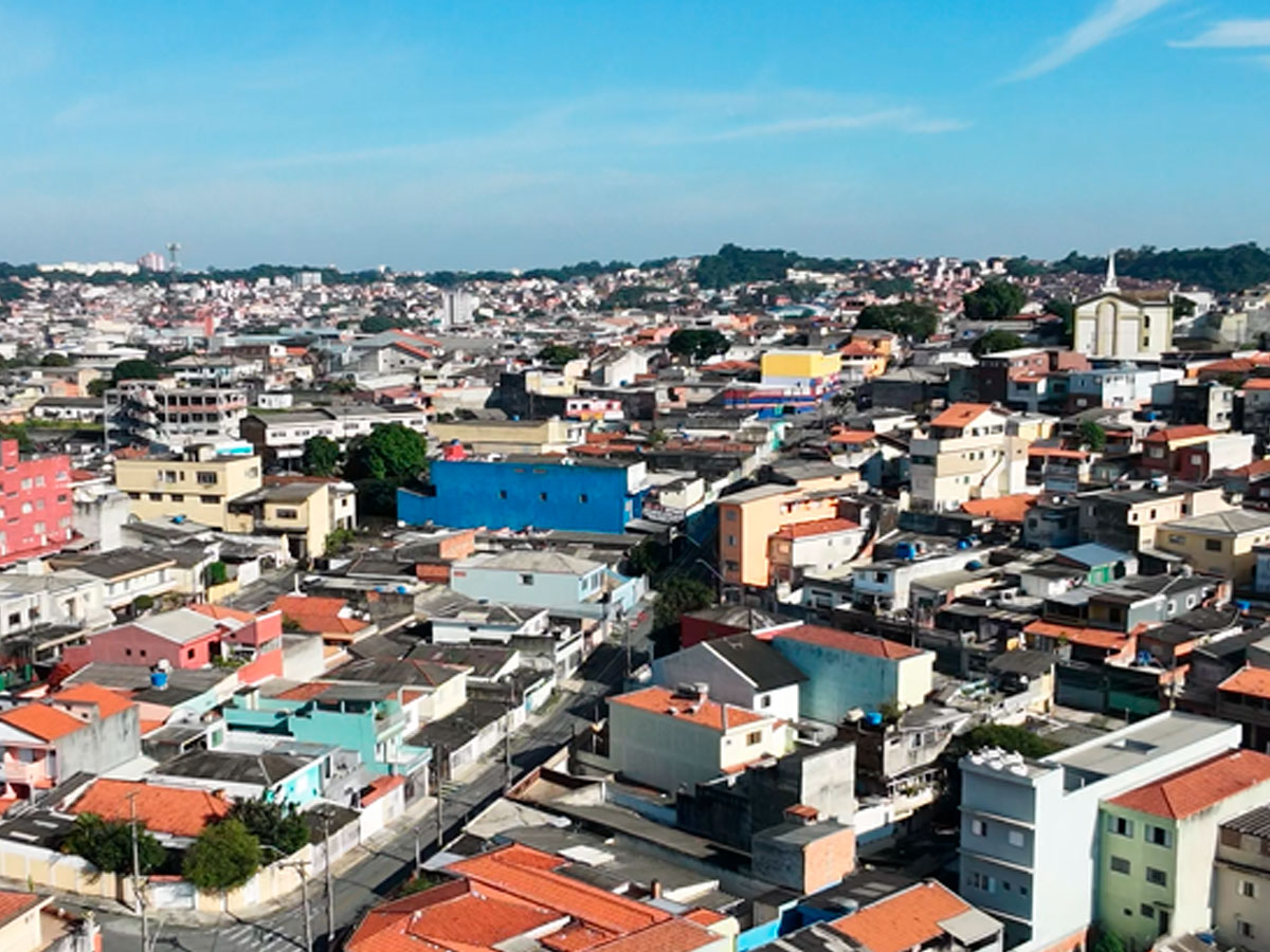 Vista aérea de um bairro residencial de São Bernardo do Campo, com casas, ruas e telhados